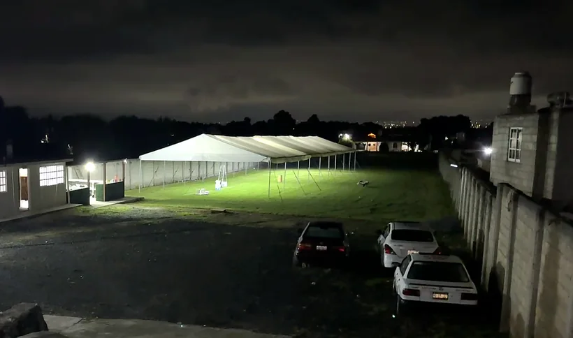 La carpa iluminada por dentro durante la noche