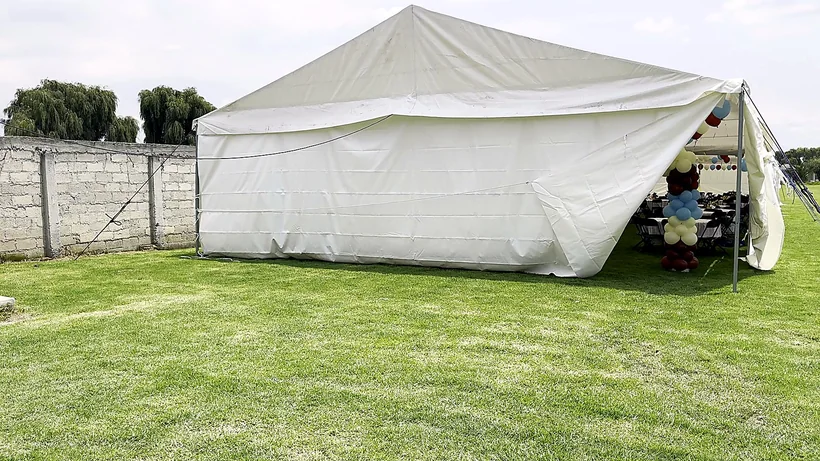 Vista amplia de la carpa y el pasto del jardín